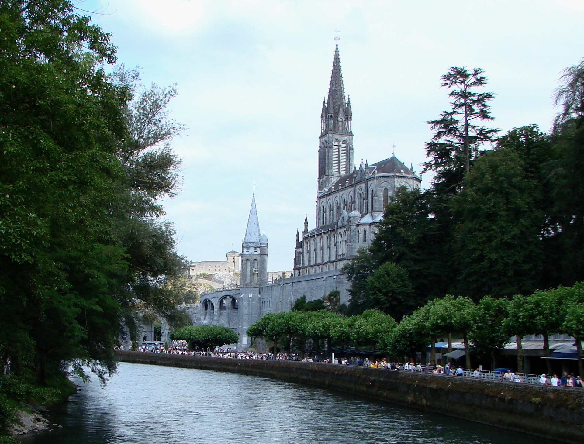 Lourdes_with_Sanctuaries,_Castle_and_Gave_de_Pau